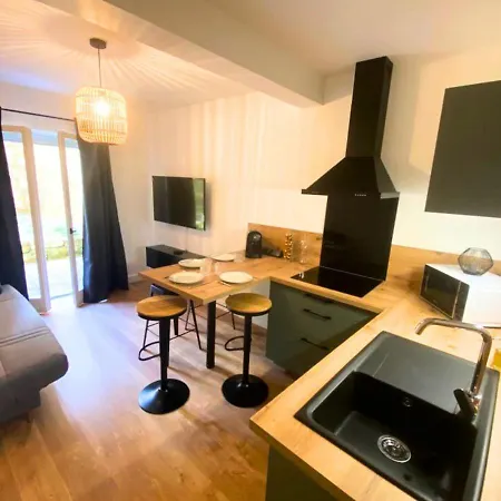 Cote Cour - - La Conciergerie. * Poitiers