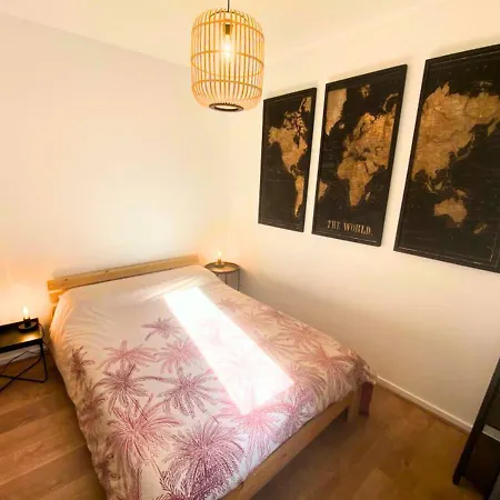 Cote Cour - - La Conciergerie. *