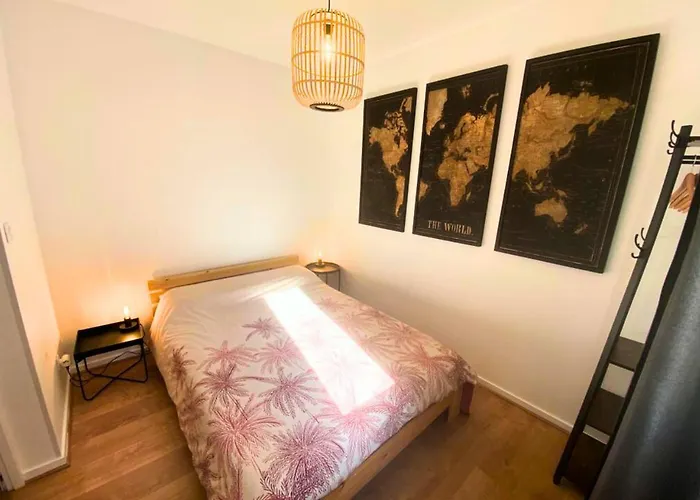 Cote Cour - - La Conciergerie. *