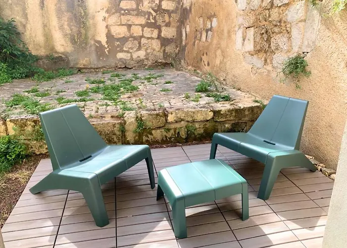 Cote Cour - - La Conciergerie. * Poitiers