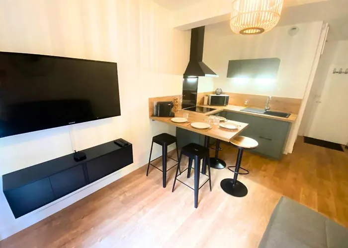 Cote Cour - - La Conciergerie. *